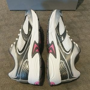 Fila DLS Artifice White Gray Pink Sneakers Size 8 NWT Fila DLS Artifice White Gray Pink Sneakers Size 8 NWT